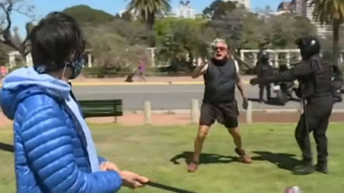 El hombre que agredió a Robertito Funes le pidió perdón por humillarlo y dijo que se va del país