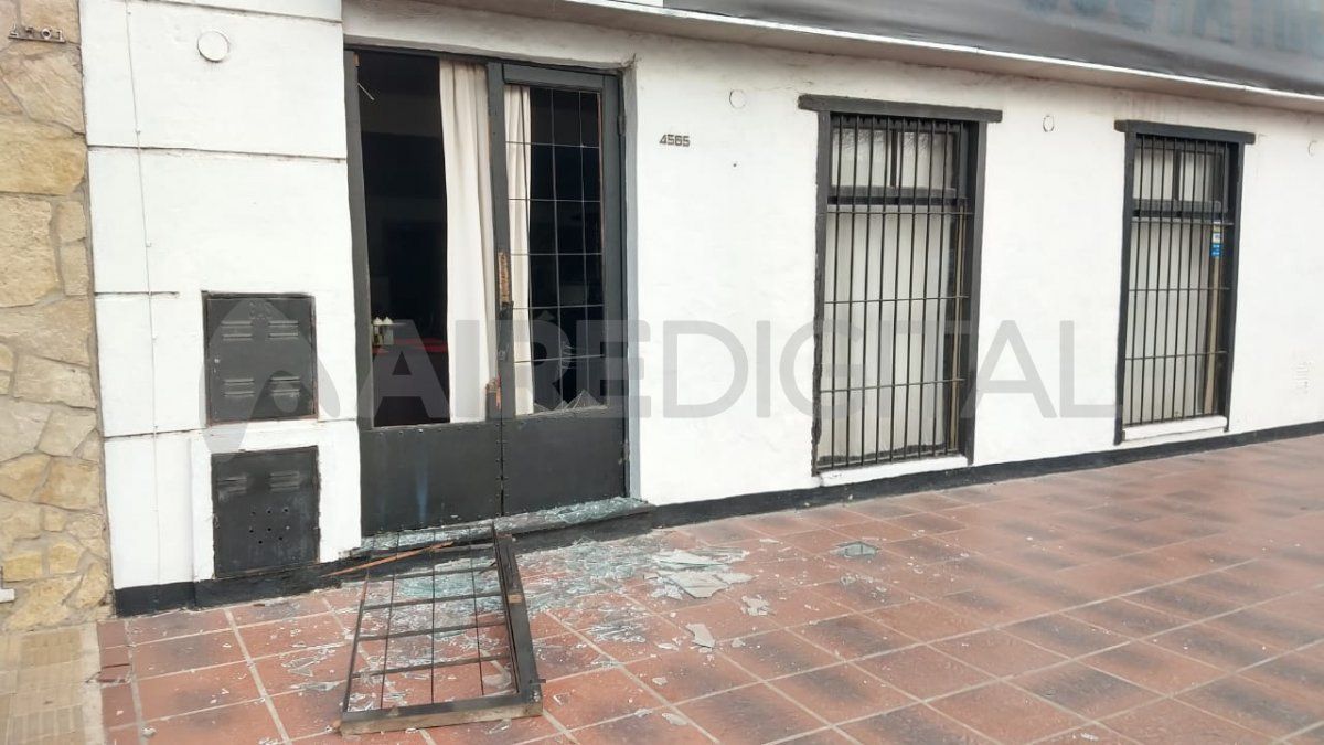 Así quedó la puerta de entrada al comedor ubicado en el predio del Club Atlético Recreativo Santa Fe Cambios.
