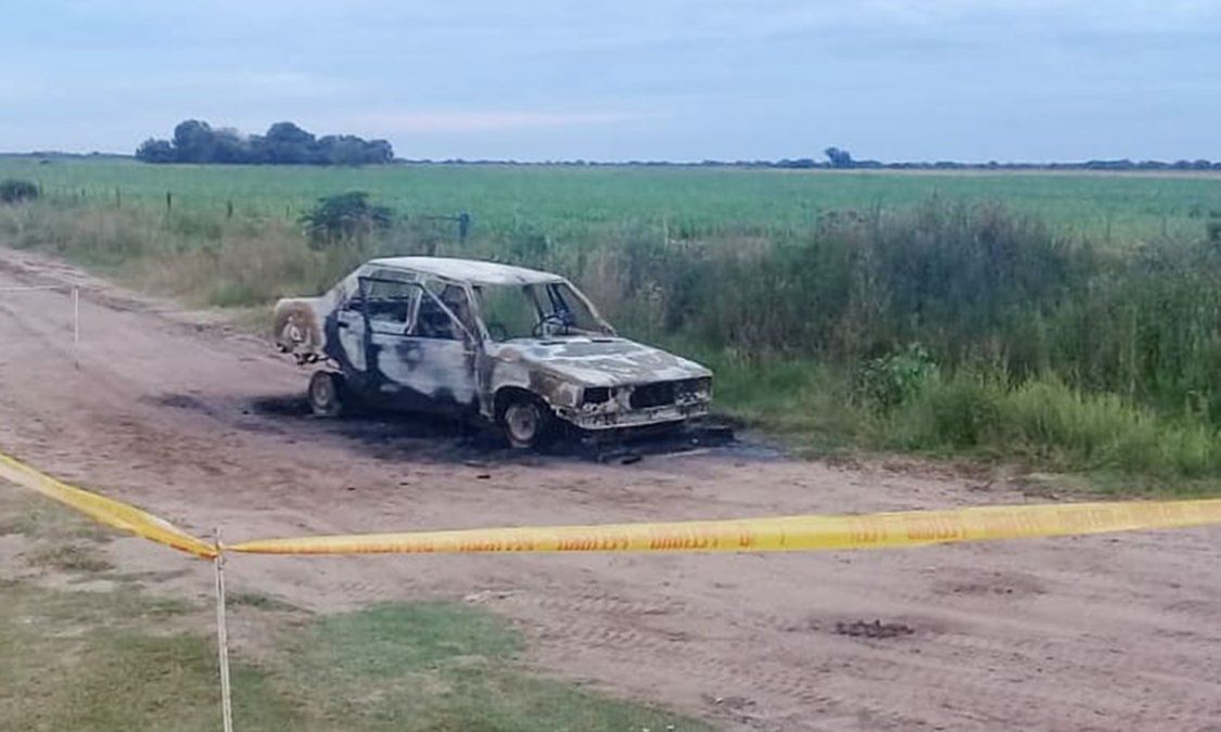 El auto se quem&oacute; a pocos metros de la Ruta 1