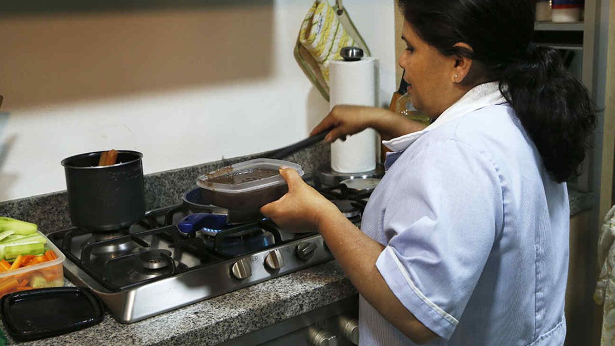De acuerdo a un informe, las mujeres dedican, el total de ellas en su conjunto, 96 millones de horas diarias de trabajo gratuitas a las tareas del hogar y los cuidados.