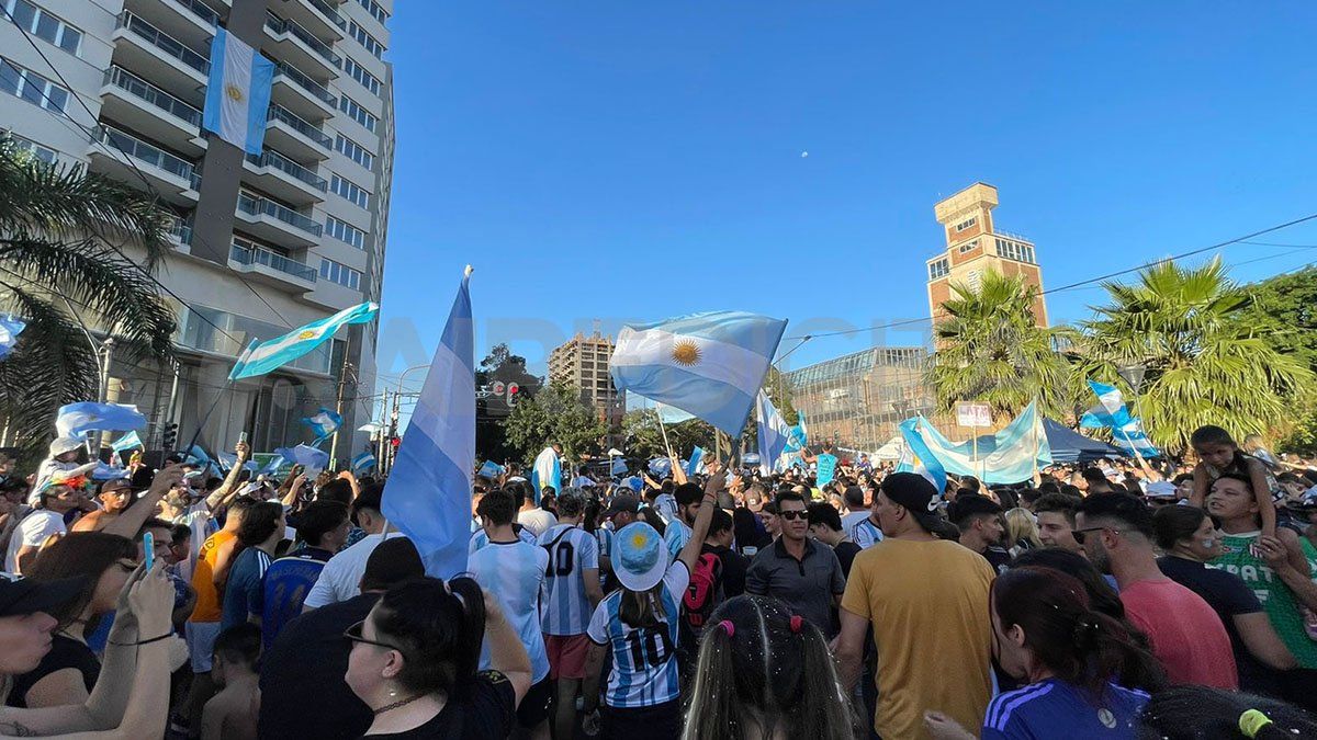 Miles de santafesinos salieron a las calles este sábado por la tarde, luego de la clasificación de la Selección Argentina a los cuartos de final del Mundial de Qatar 2022.