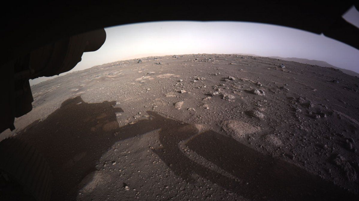 La primera foto que el Perseverance tomó en Marte.