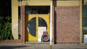 Investigan una ventana rota, por la que podría haber ingresado alguien y robar pertenencias de los alumnos.