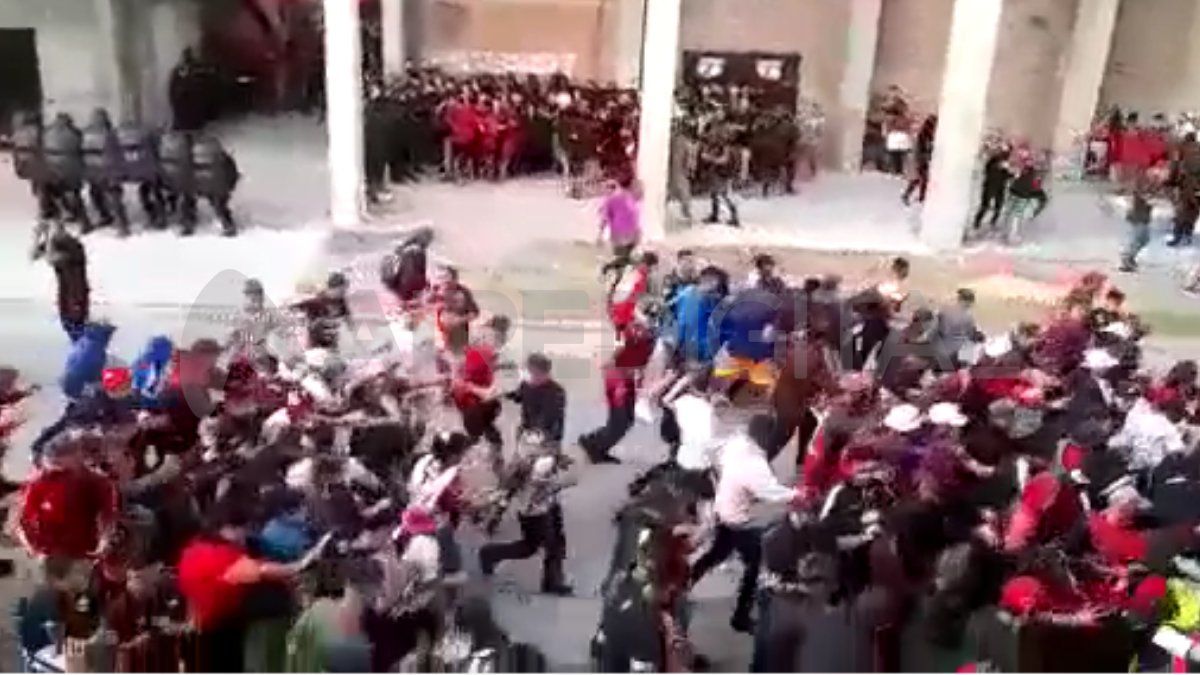 Los videos del enfrentamiento entre los barras de Colón y la policía antes del partido frente a Peñarol.