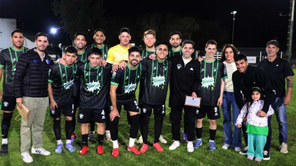 Sanjustino posó en el homenaje a Chijí Serenotti. Foto: César Ramayo.