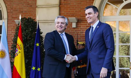 El presidente Alberto Fernández reunido con el presidente del Gobierno español, Pedro Sánchez, en el Palacio de la Moncloa, en Madrid, en la tercera etapa de su gira oficial por Europa. El presidente Alberto Fernández reunido con el presidente del Gobierno español, Pedro Sánchez, en el Palacio de la Moncloa, en Madrid, en la tercera etapa de su gira oficial por Europa.