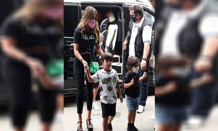 El look millonario con el que Antonela Roccuzzo aterrizó en París: bolso Chanel, sandalias y remera Versace El look millonario con el que Antonela Roccuzzo aterrizó en París: bolso Chanel, sandalias y remera Versace