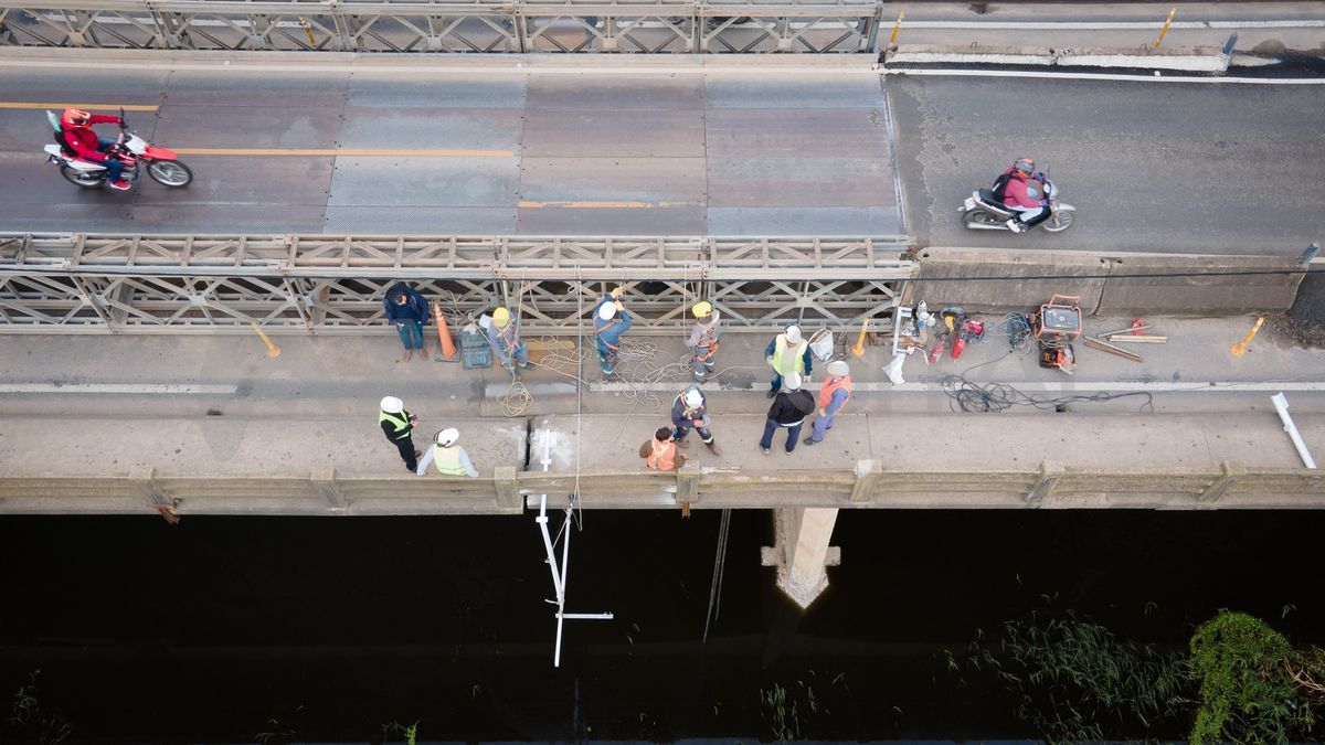 La movilización de equipos y el armado se ejecutó de manera paralela al puente de emergencia, sobre la mano a Santo Tomé, sin afectaciones en el paso alternado por el Bailey La movilización de equipos y el armado se ejecutó de manera paralela al puente de emergencia, sobre la mano a Santo Tomé, sin afectaciones en el paso alternado por el Bailey
