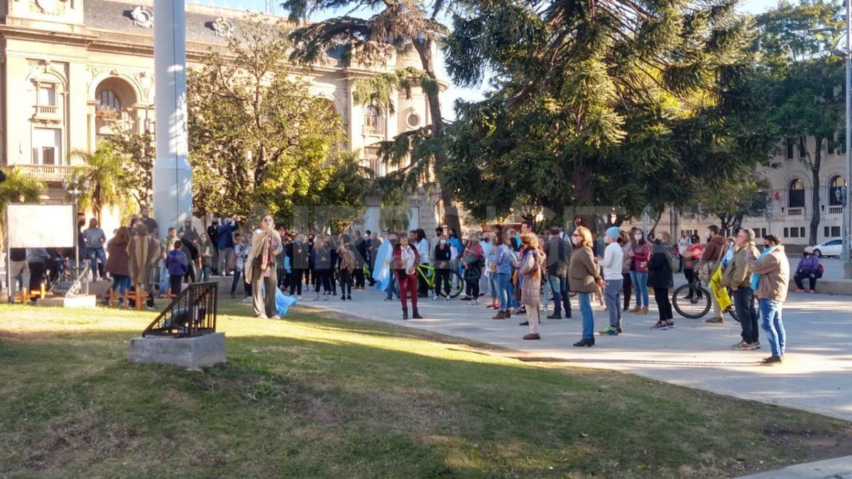 La marcha contra las restricciones en Santa Fe comenzó a las 16 en la plaza 25 de Mayo.