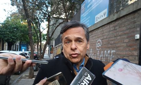 El ministro de Transporte de la Nación y diputado nacional electo por Unión por la Patria (UxP), Diego Giuliano, denunció este viernes que recibió amenazas en su teléfono celular. El ministro de Transporte de la Nación y diputado nacional electo por Unión por la Patria (UxP), Diego Giuliano, denunció este viernes que recibió amenazas en su teléfono celular.