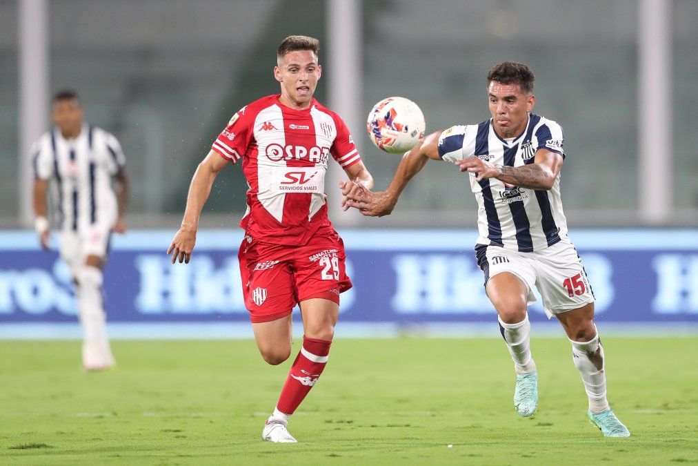 Daniel Juárez corre a Enzo Díaz, quien complicó al mediocampista en cada uno de sus avances por el sector izquierdo del ataque de Talleres.