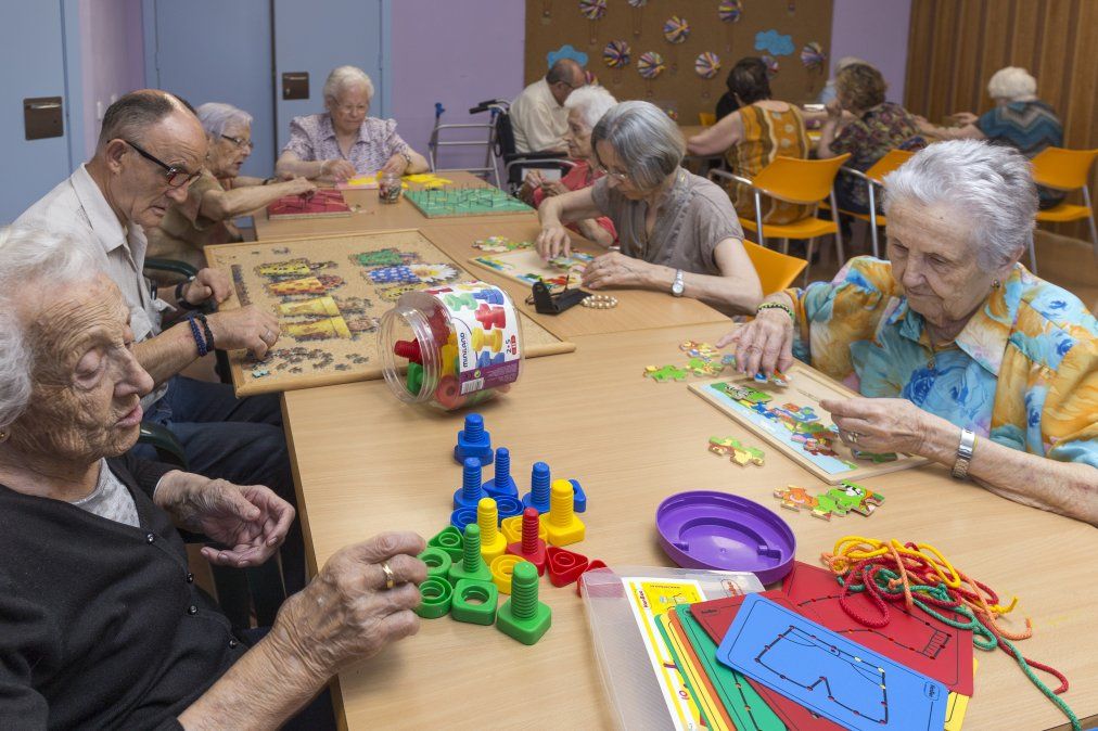 Leer, tocar un instrumentos, practicar alguna danza o jugar a juegos didácticos, ayudan a que el cerebro se mantenga activo
