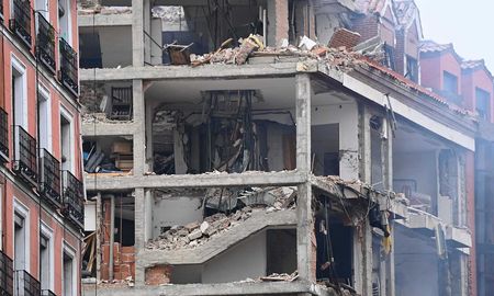 La explosión en pleno centro de Madrid voló al menos cuatro pisos del edificio. Hasta el momento dos muertos. La explosión en pleno centro de Madrid voló al menos cuatro pisos del edificio. Hasta el momento dos muertos.