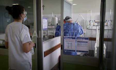 Personal de slaud atiende a un enfermo de coronavirus en la terapia intensiva del Hospital José María Cullen de Santa Fe Personal de slaud atiende a un enfermo de coronavirus en la terapia intensiva del Hospital José María Cullen de Santa Fe