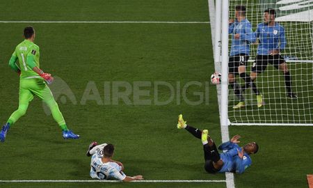 La Selección Argentina juegan ante Uruguay por la fecha 5 de las Eliminatorias Sudamericanas. La Selección Argentina juegan ante Uruguay por la fecha 5 de las Eliminatorias Sudamericanas.