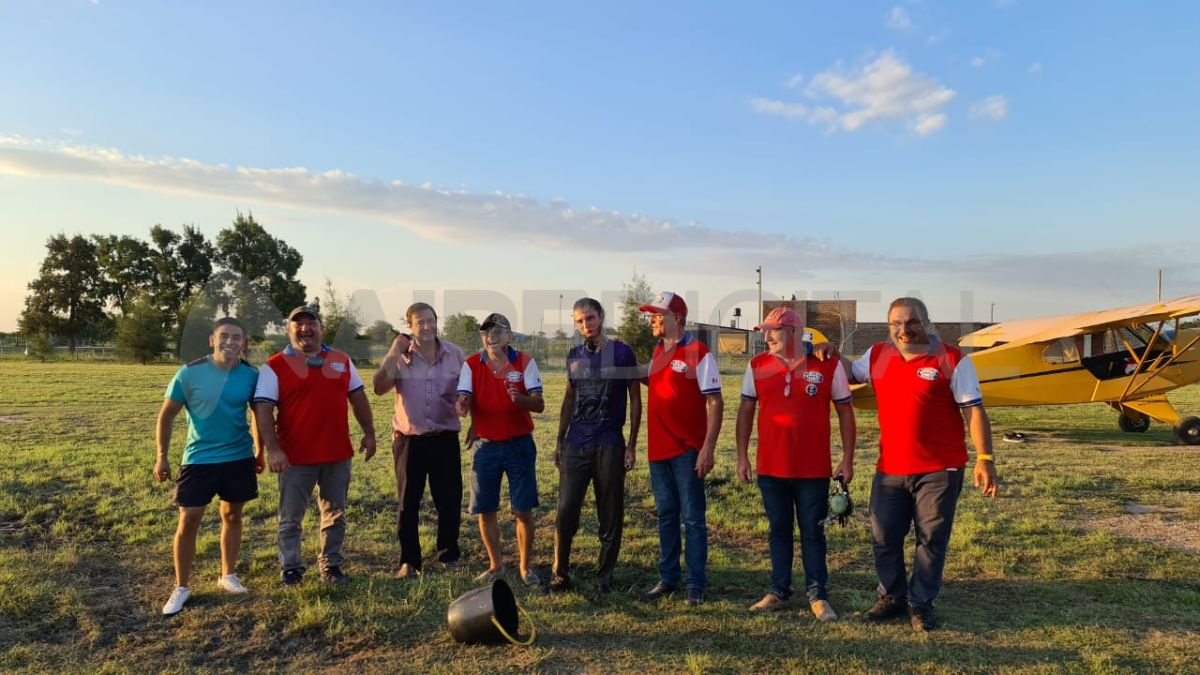 Luego de su primer vuelo sola, los compañeros cumplieron con un particular ritual que consiste en bañar al piloto con aceite y agua. Luego de su primer vuelo sola, los compañeros cumplieron con un particular ritual que consiste en bañar al piloto con aceite y agua.