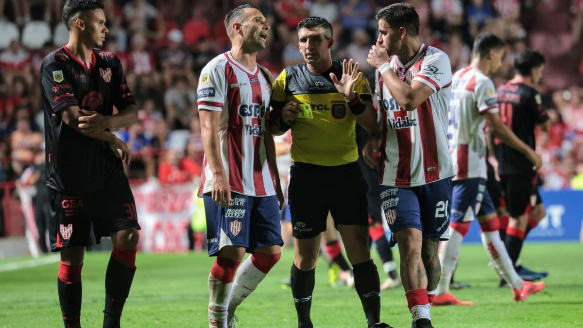 Unión empató 0 a 0 ante Instituto jugando más de 45 minutos con un hombre menos.