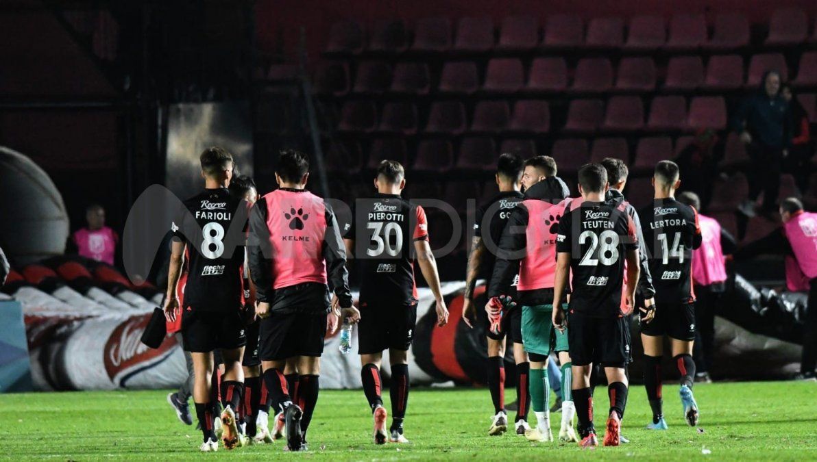 Los barras de la tribuna norte y de la sur pasaron a la platea este en el partido de Colón con Aldosivi y estuvieron cerca de un enfrentamiento.&nbsp;