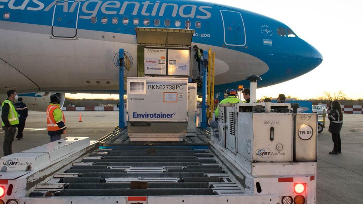 Este lunes por la tarde llegarán al país 2.117.700 de vacunas entre una nueva partida de 768.000 dosis de Sinopharm provenientes de Beijing y 1.349.700 del laboratorio AstraZeneca cuyo componente activo se produce en el país.