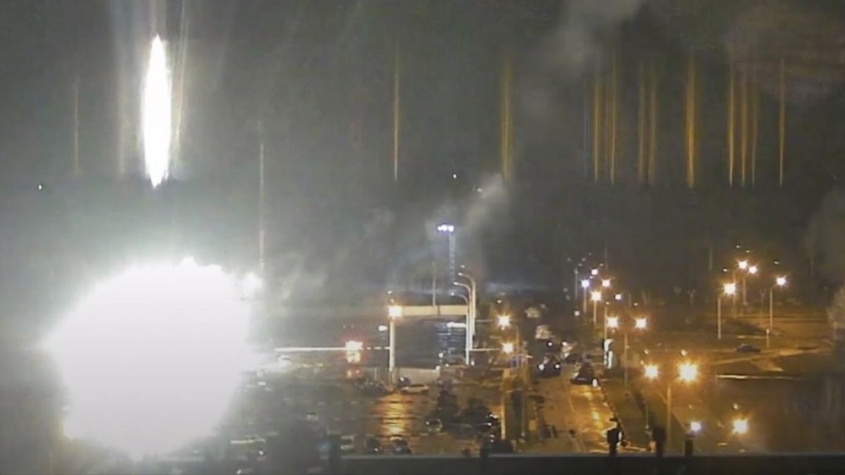 La central nuclear de Zaporiyia se incendió tras un bombardeo.&nbsp;