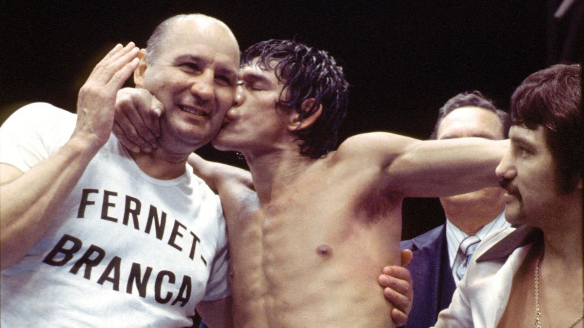 El sábado 30 de julio de 1977, Monzón realizó en Montecarlo la 14ª y última defensa exitosa de sus títulos mundiales (foto). Poco después y, por insalvables diferencias con Juan Carlos Lectoure, titular del Luna Park, el Maestro se iría por primera vez del país.