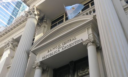 El Banco Centralcompró más de US$ 400 millones y ya superó el 50% de la meta pactada para todoel año. El Banco Centralcompró más de US$ 400 millones y ya superó el 50% de la meta pactada para todoel año.