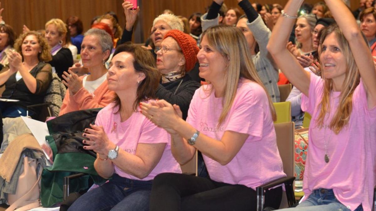 Enlazadas es una organización sin fines de lucro integrada por mujeres que atraviesan el cáncer de mama.