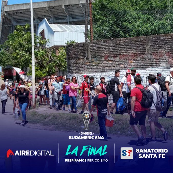 Los hinchas de Col&oacute;n hacen largas filas en las instalaciones del club para subirse a los colectivos para viajar a Asunci&oacute;n