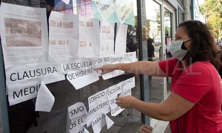 Con el rechazo de los padres y la comunidad educativa comenzó el traslado de algunos cursos de la escuela Esteban Echeverría a la escuela La Emeralda en el norte de la ciudad. Con el rechazo de los padres y la comunidad educativa comenzó el traslado de algunos cursos de la escuela Esteban Echeverría a la escuela La Emeralda en el norte de la ciudad.
