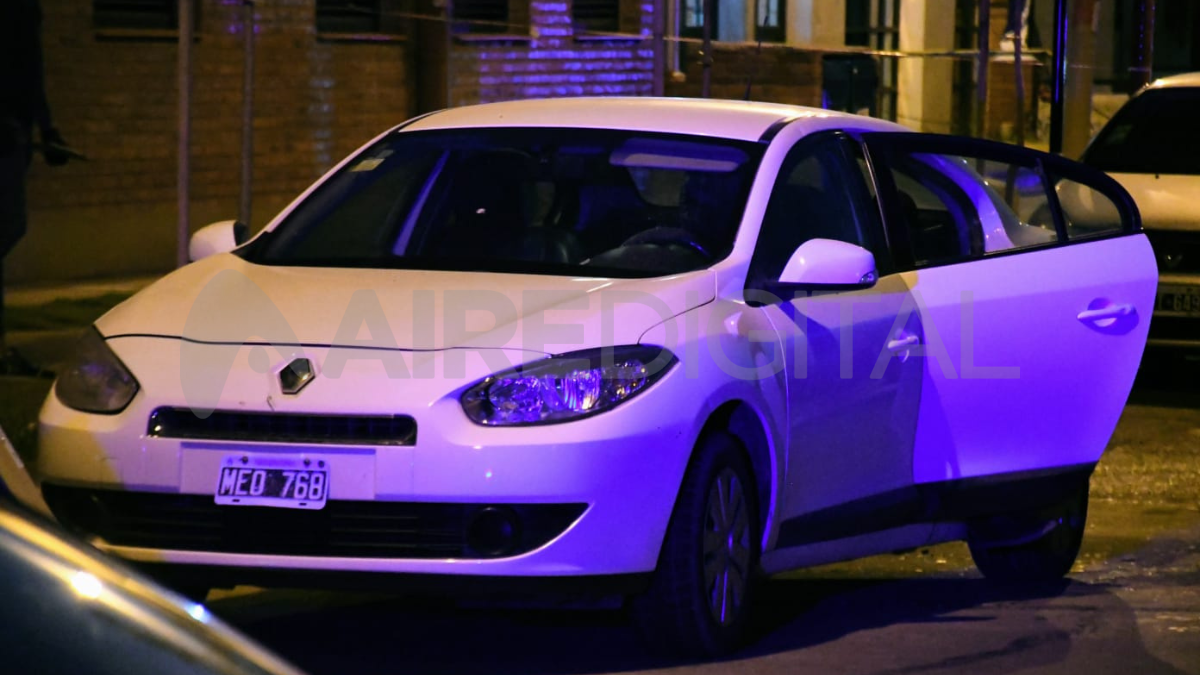 Un hombre fue asesinado a balazos en el interior de su vehículo. Otros dos resultaron heridos.