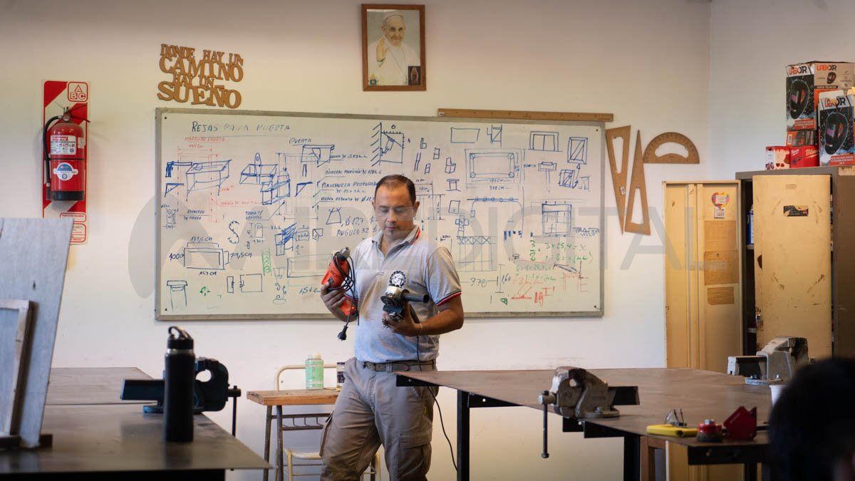 El 40% de los alumnos que inician los cursos en la escuela de oficios Papa Francisco de Alto Verde terminan la capacitación y obtienen su diploma. El 40% de los alumnos que inician los cursos en la escuela de oficios Papa Francisco de Alto Verde terminan la capacitación y obtienen su diploma.