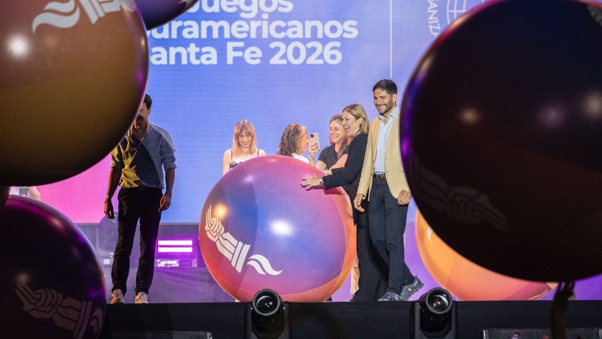 El gobernador Maximiliano Pullaro remarcó que ser sede implica una gran inversión, pero que “vale la pena porque el deporte transmite principios y valores que quedarán en las próximas generaciones”. El gobernador Maximiliano Pullaro remarcó que ser sede implica una gran inversión, pero que “vale la pena porque el deporte transmite principios y valores que quedarán en las próximas generaciones”.