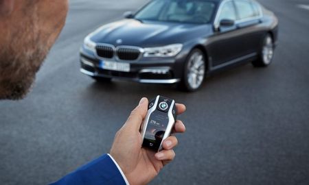 Un auto que se estaciona a control remoto