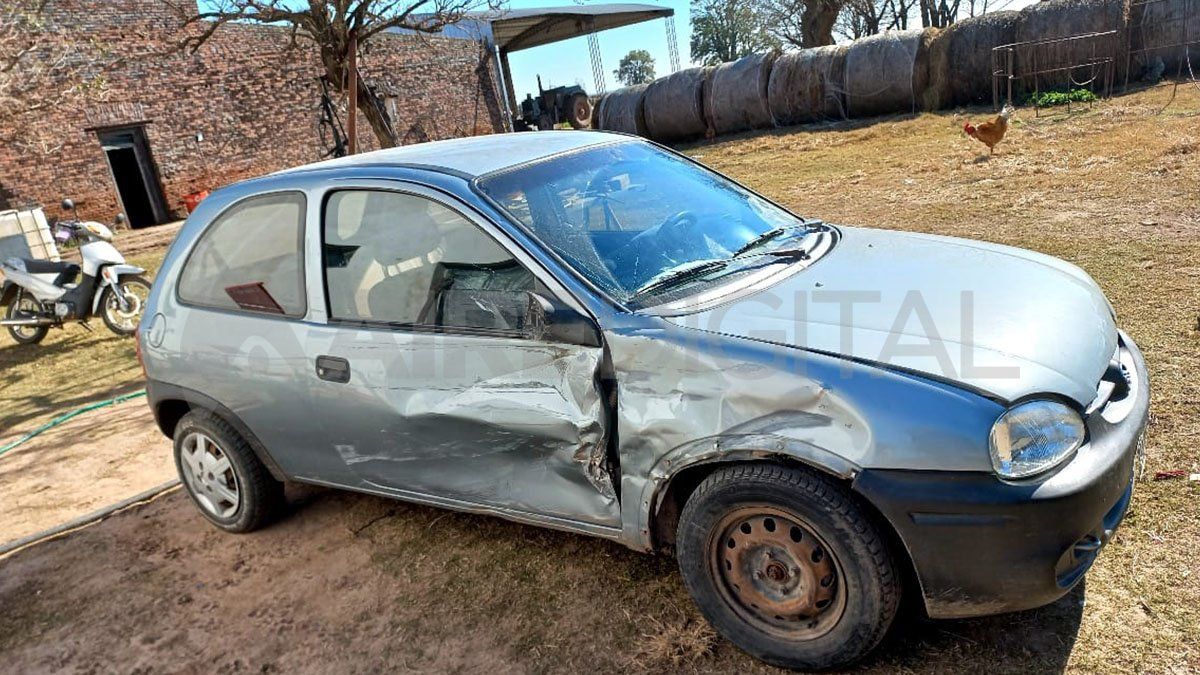 As&iacute; qued&oacute; el auto del asesino tras el impacto con la moto en la que circulaban dos hombres.&nbsp;
