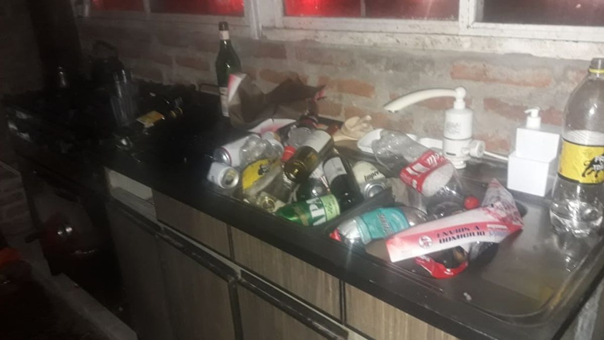 Los restos de una fiesta que terminó de la peor manera.