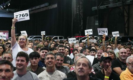 Participantes de la subasta: más de 5.000 personas de todo el país se inscribieron para pujar por los bienes, en una jornada que marcó un récord de recaudación. Participantes de la subasta: más de 5.000 personas de todo el país se inscribieron para pujar por los bienes, en una jornada que marcó un récord de recaudación.