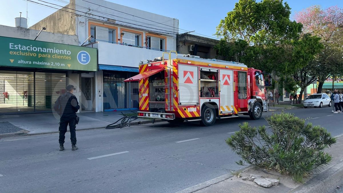 Se incendió un local comercial en avenida Facundo Zuviría al 6500.