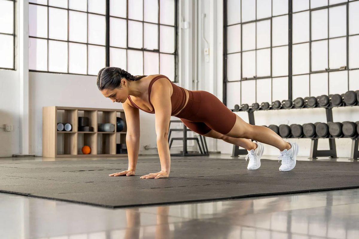 La plancha abdominal es un ejercicio que no solo potencia los músculos centrales, sino que aporta ventajas adicionales para el bienestar de tu cuerpo y mente. La plancha abdominal es un ejercicio que no solo potencia los músculos centrales, sino que aporta ventajas adicionales para el bienestar de tu cuerpo y mente.