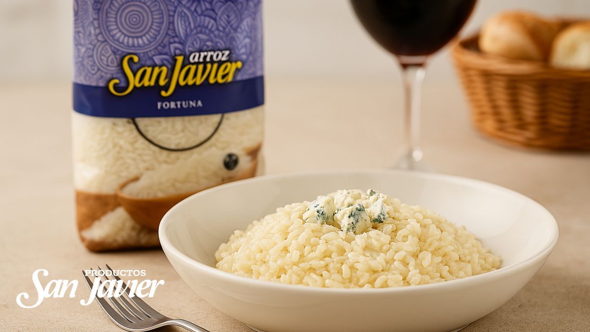 Este arroz al roquefort es la prueba de que con pocos ingredientes se puede lograr algo espectacular.