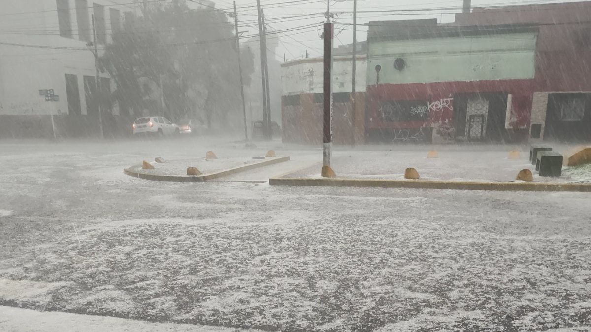 El granizo tiñó las calles de la Provincia de Buenos Aires de blanco. Fuertes lluvias y tormentas en el inicio del fin de semana largo.