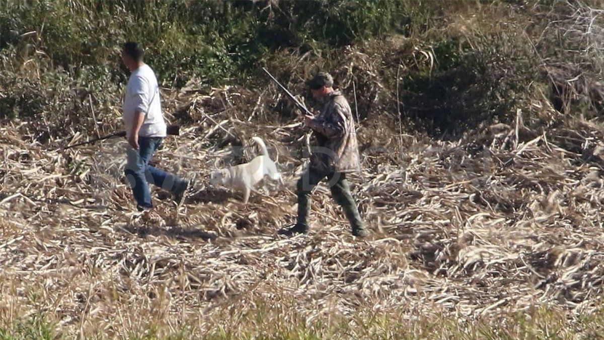 Dos cazadores son capturados por las cámaras de los miembros de El Paraná no se toca.