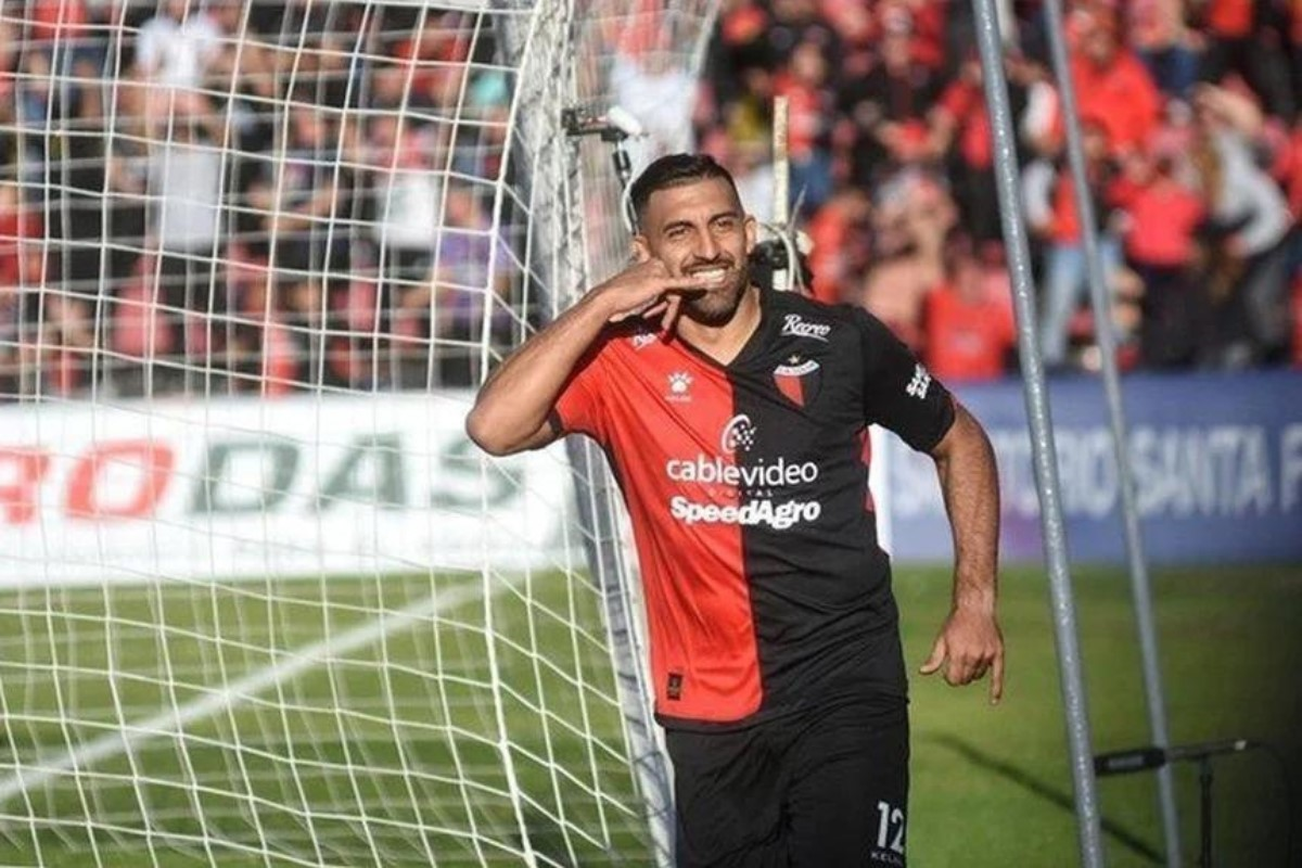 Wanchope &Aacute;bila con la camiseta de Col&oacute;n.