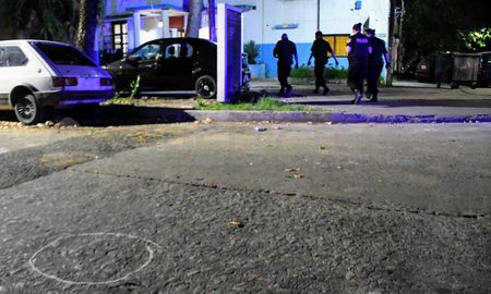 En una semana atravesada por la violencia en Rosario, también balearon el frente de la Comisaría 15°. En una semana atravesada por la violencia en Rosario, también balearon el frente de la Comisaría 15°.