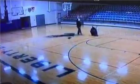 Limpiaba una cancha, embocó la pelota y el video se hizo viral Limpiaba una cancha, embocó la pelota y el video se hizo viral