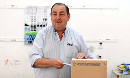 El intendente de Santa Fe, Juan Pablo Poletti votó este domingo en la escuela Constituyentes. El intendente de Santa Fe, Juan Pablo Poletti votó este domingo en la escuela Constituyentes.