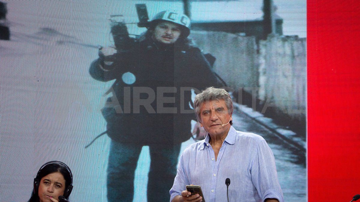 Durante la entrevista con Luis Mino, se mostró esta foto de Eduardo Rotondo con su cámara de video durante la cobertura de la guerra de Malvinas.
