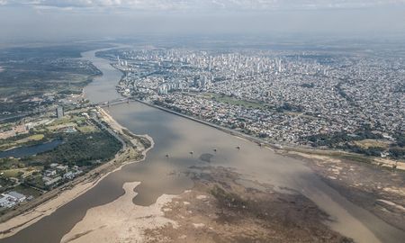 Desde el área de comunicación de la UNL, se informó que esta tendencia a la bajante del río Paraná ya tiene impactos geomorfológicos en el paisaje. Desde el área de comunicación de la UNL, se informó que esta tendencia a la bajante del río Paraná ya tiene impactos geomorfológicos en el paisaje.