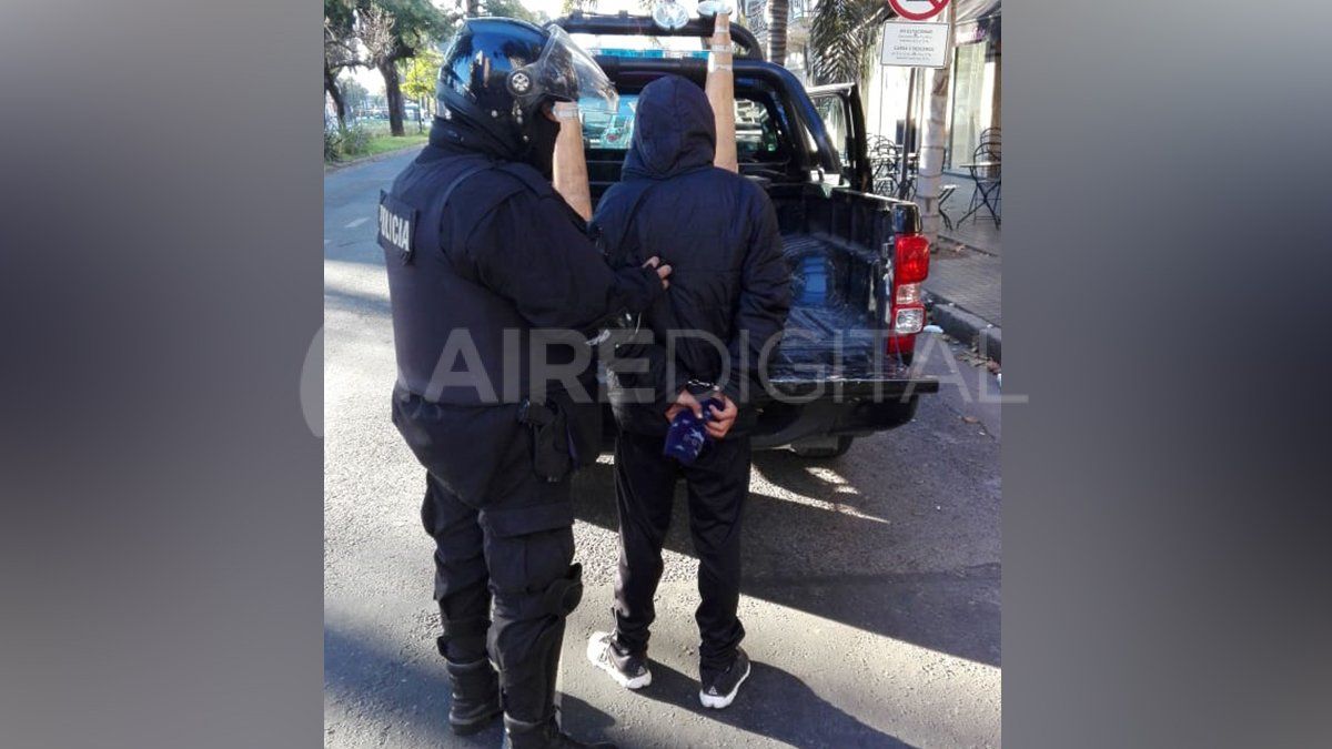 Lo detuvieron en plena mañana con un arma de guerra en Bulevar y Güemes