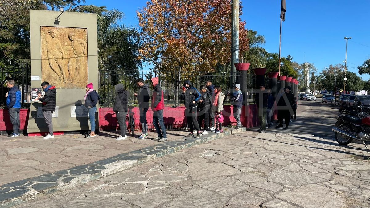 Muy abrigados por las bajas temperaturas, los hinchas y socios llegaron al club de la Avenida J.J.Paso para ponerse al día con las cuotas adeudadas.