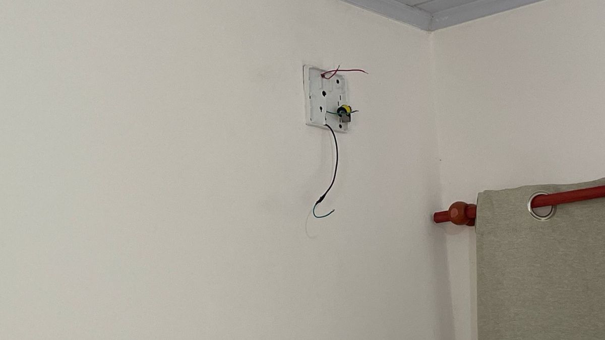 Los ladrones arrancaros las cámaras de la vivienda. Los ladrones arrancaros las cámaras de la vivienda.